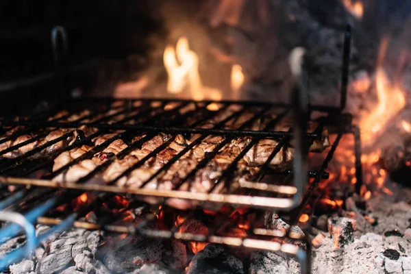 用火把烤肉放在壁炉的烤架上烤 — 图库照片