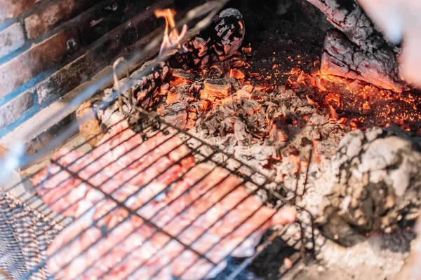 Cucinare Carne Sulle Griglie Sopra Carboni — Foto Stock