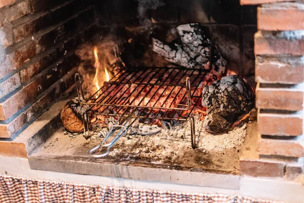 Μαγείρεμα Κρέατος Στις Σχάρες Πάνω Από Κάρβουνα — Φωτογραφία Αρχείου