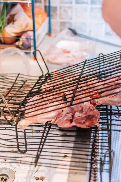 Ωμό Κρέας Έβαλε Κάποια Ψησταριές Για Μαγειρέψουν Στο Μπάρμπεκιου — Φωτογραφία Αρχείου