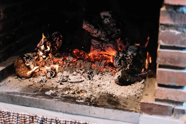 Embers Που Καίγονται Τζάκι Για Μαγείρεμα — Φωτογραφία Αρχείου