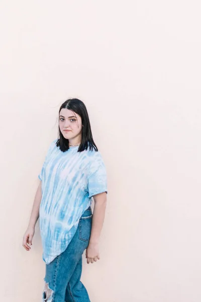 Chica Adolescente Una Camisa Tinte Corbata Una Pared Plana Color —  Fotos de Stock