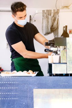 Yemek kamyonu konsepti. Adam kahve demliğinde kahve hazırlıyor..
