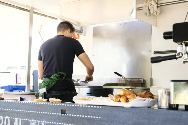 Yemek kamyonu konsepti. Izgarada yemek pişirmek..