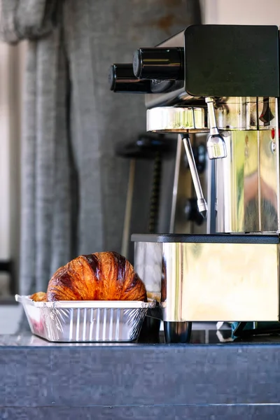 Eten Een Food Truck Croissant Naast Een Koffiepot Bar — Stockfoto