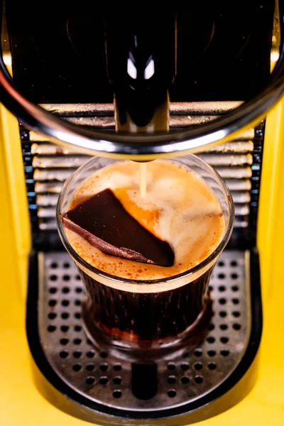 Καφές Μια Μερίδα Σοκολάτας Λιώνει Στο Ποτήρι — Φωτογραφία Αρχείου