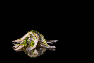 Balık turşusu. Ançüezler sarımsak ve maydanozla zeytinyağı ile birleştirilmiş..