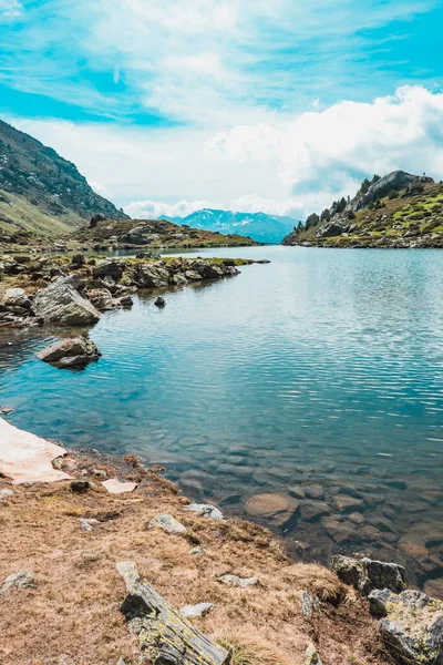 Seenlandschaft Zwischen Bergen Mit Blauem Himmel Hintergrund — Stockfoto