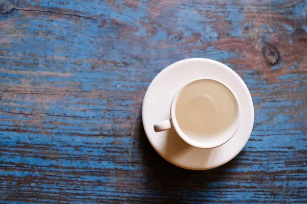 Пустой Кофе Чашка Синем Окрашенном Деревянном Фоне — стоковое фото