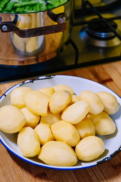 Cocine Con Papas Peladas Judías Verdes Una Olla — Foto de Stock