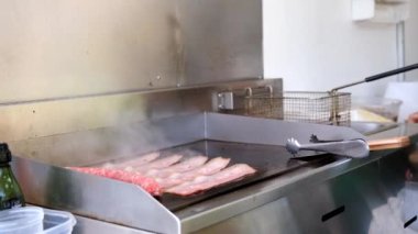 Yemek kamyonu konsepti. Izgarada yemek yapılıyor..