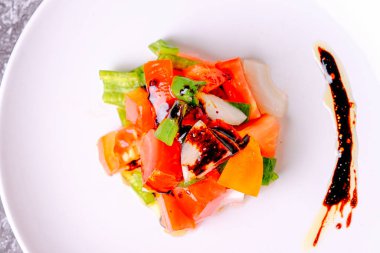 Akdeniz diyeti konsepti. Soğanlı ve yeşil biberli doğranmış domates..