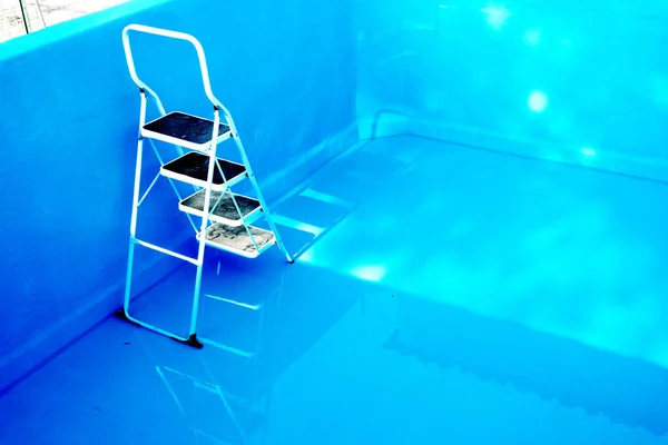 Escalera Hierro Blanco Una Piscina Pintada Azul — Foto de Stock