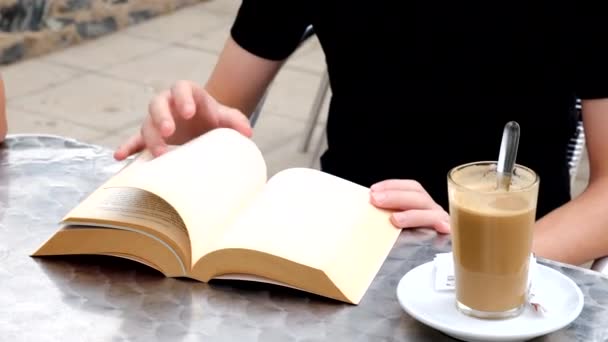 Adolescent Tournant Les Pages Livre Avec Latte Sur Table — Video