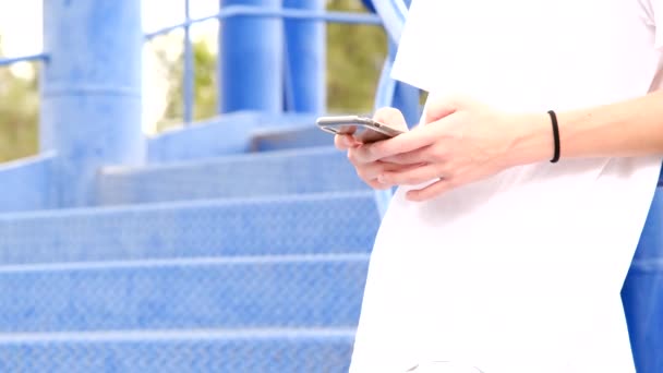 Подросток Общающийся Телефоном Синей Лестнице — стоковое видео