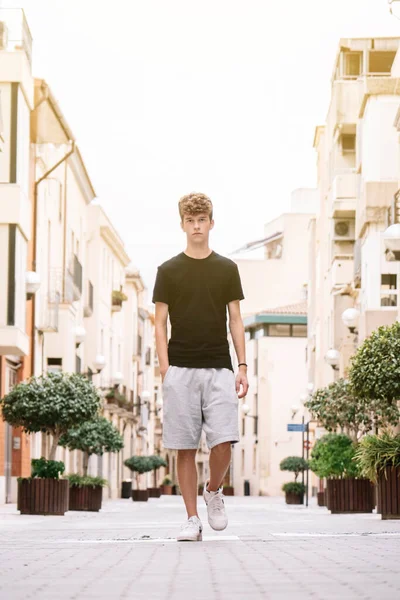 Adolescente Chico Con Pelo Rizado Caminando Por Calle —  Fotos de Stock