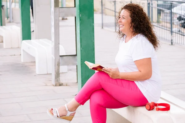 Woman Curly Hair Reading Book Train Station — Stock Photo, Image