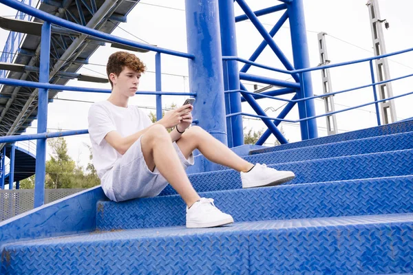 Adolescente Mirando Teléfono Mientras Espera Alguien —  Fotos de Stock