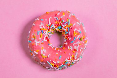 Pembe arka planı olan çilekli bir çörek..