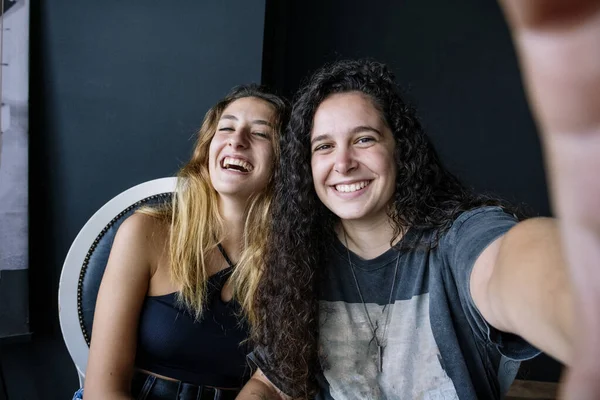 Dos Chicas Tomando Una Selfie Con Teléfono Sentado Bar —  Fotos de Stock