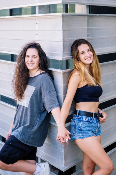 Dos Chicas Cogidas Mano Apoyadas Contra Pared —  Fotos de Stock