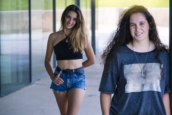 Dos Chicas Una Con Cabello Liso Otra Con Pelo Rizado —  Fotos de Stock