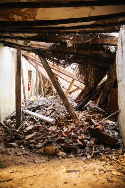 Enkaz ve evler doğal bir felaketle yıkıldı..