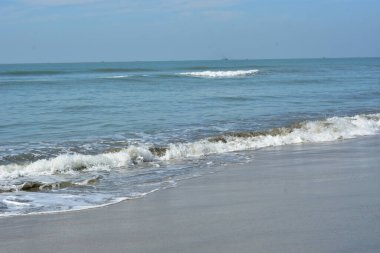 Beyaz köpüklü doğal deniz dalgaları Coxs Bazar, Bangladeş 'te kumlu sahilde süzülüyor. Seyahat, yaz, doğa, deniz yaşamı, kıyı geçmişi ve rahatlama kavramları için mükemmel..