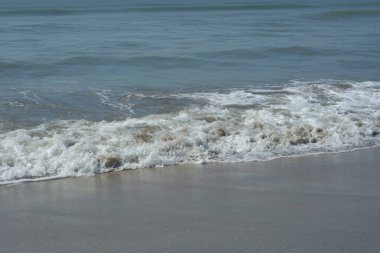 Beyaz köpüklü doğal deniz dalgaları Coxs Bazar, Bangladeş 'te kumlu sahilde süzülüyor. Seyahat, yaz, doğa, deniz yaşamı, kıyı geçmişi ve rahatlama kavramları için mükemmel..