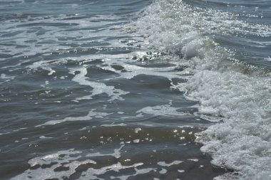 Beyaz köpüklü doğal deniz dalgaları Coxs Bazar, Bangladeş 'te kumlu sahilde süzülüyor. Seyahat, yaz, doğa, deniz yaşamı, kıyı geçmişi ve rahatlama kavramları için mükemmel..