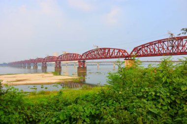 Hardinge Köprüsü, Bangladeş 'te Ishwardi, Pabna ve Bheramara' da bulunan Padma Nehri üzerindeki çelik bir demiryolu köprüsü. Adını 1910 'dan 1916' ya kadar Hindistan Genel Valisi olan Lord Hardinge 'den almıştır. Köprü 1.8 km uzunluğunda.