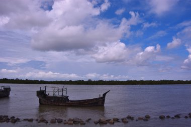 Bu görüntü Bangladeş 'in Coxs Bazar kasabası yakınlarındaki Bakkhali Nehri' ni gösteriyor. Chittagong Arakan tepelerinden akan nehir, Maheshkhali Kanalı 'na akmadan önce balıkçılık faaliyetlerini ve kıyı yaşamını destekler..