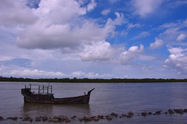Bu görüntü Bangladeş 'in Coxs Bazar kasabası yakınlarındaki Bakkhali Nehri' ni gösteriyor. Chittagong Arakan tepelerinden akan nehir, Maheshkhali Kanalı 'na akmadan önce balıkçılık faaliyetlerini ve kıyı yaşamını destekler..