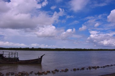 Bu görüntü Bangladeş 'in Coxs Bazar kasabası yakınlarındaki Bakkhali Nehri' ni gösteriyor. Chittagong Arakan tepelerinden akan nehir, Maheshkhali Kanalı 'na akmadan önce balıkçılık faaliyetlerini ve kıyı yaşamını destekler..