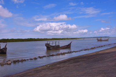 Bakkhali Nehri, Bangladeş 'in Coxs Bazar ilçesinden geçer. Chittagong Arakan tepelerinden yükselen gemi, Maheshkhali Kanalı 'na tekne ve geniş gelgit suyuyla girmeden önce Ramu ve Coxs Bazar kasabasını geçer..