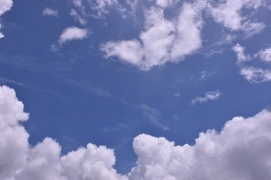 Derin mavi gökyüzünde süzülen dramatik beyaz bulutlarla mutlu yıllar. Umut, taze başlangıçlar, kutlama ve olumlu gelecek temaları temsil eden sembolik bir arka plan.