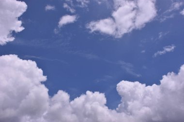 Derin mavi gökyüzünde süzülen dramatik beyaz bulutlarla mutlu yıllar. Umut, taze başlangıçlar, kutlama ve olumlu gelecek temaları temsil eden sembolik bir arka plan.
