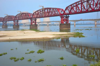Batı Bangladeş 'teki Padma Nehri' ni kapsayan Hardinge Köprüsü. İngiliz sömürge döneminde inşa edilen bu tarihi çelik demiryolu köprüsü, 20. yüzyılın başlarında inşa edilen önemli bir ulaşım hattı ve önemli bir dönüm noktası olmaya devam ediyor..