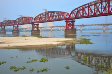 Batı Bangladeş 'teki Padma Nehri' ni kapsayan Hardinge Köprüsü. İngiliz sömürge döneminde inşa edilen bu tarihi çelik demiryolu köprüsü, 20. yüzyılın başlarında inşa edilen önemli bir ulaşım hattı ve önemli bir dönüm noktası olmaya devam ediyor..