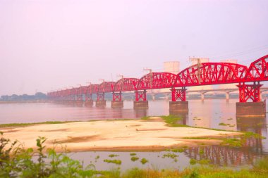 Batı Bangladeş 'teki Padma Nehri üzerindeki Hardinge Köprüsü. İngiliz sömürge döneminde inşa edilen bu tarihi çelik demiryolu köprüsü, yirminci yüzyılın başlarında yapılan mühendisliğin önemli bir örneği ve önemli bir ulaşım bağlantısı olmaya devam ediyor..