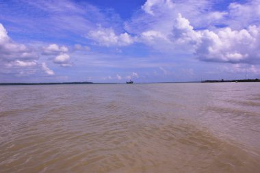 Görkemli mavi gökyüzü ve kabarık bulutları olan tropik nehir arka planı. Yaz tatilleri, ilham verici sosyal medya paylaşımları ya da mutlu yeni yıl tasarımları için mükemmel bir doğa manzarası..