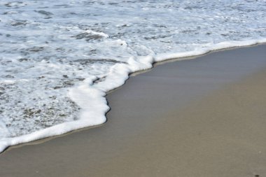 Turkuaz deniz suyu ile Laboni Sahili 'ndeki altın kum arasındaki sınırın soyut bir bileşimi, Bangladeş' teki Cox 's Bazar deniz plajının imzalı bir manzarası..