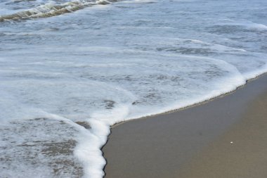 Turkuaz deniz suyu ile Laboni Sahili 'ndeki altın kum arasındaki sınırın soyut bir bileşimi, Bangladeş' teki Cox 's Bazar deniz plajının imzalı bir manzarası..