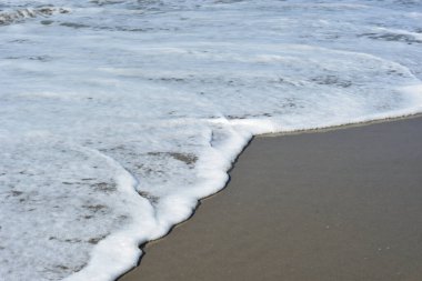 Turkuaz deniz suyu ile Laboni Sahili 'ndeki altın kum arasındaki sınırın soyut bir bileşimi, Bangladeş' teki Cox 's Bazar deniz plajının imzalı bir manzarası..