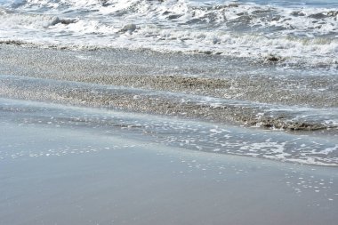 Turkuaz deniz suyu ile Laboni Sahili 'ndeki altın kum arasındaki sınırın soyut bir bileşimi, Bangladeş' teki Cox 's Bazar deniz plajının imzalı bir manzarası..
