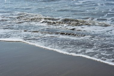Turkuaz deniz suyu ile Laboni Sahili 'ndeki altın kum arasındaki sınırın soyut bir bileşimi, Bangladeş' teki Cox 's Bazar deniz plajının imzalı bir manzarası..