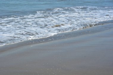 Turkuaz deniz suyu ile Laboni Sahili 'ndeki altın kum arasındaki sınırın soyut bir bileşimi, Bangladeş' teki Cox 's Bazar deniz plajının imzalı bir manzarası..