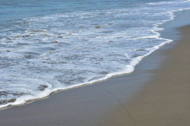 Turkuaz deniz suyu ile Laboni Sahili 'ndeki altın kum arasındaki sınırın soyut bir bileşimi, Bangladeş' teki Cox 's Bazar deniz plajının imzalı bir manzarası..