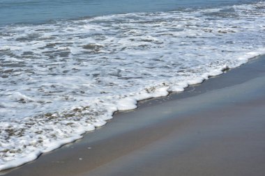 Turkuaz deniz suyu ile Laboni Sahili 'ndeki altın kum arasındaki sınırın soyut bir bileşimi, Bangladeş' teki Cox 's Bazar deniz plajının imzalı bir manzarası..