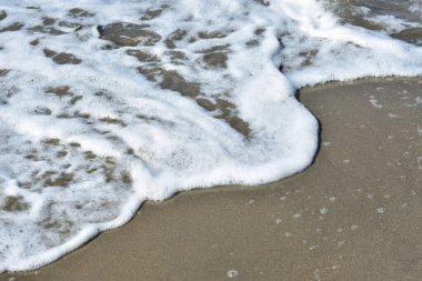 Turkuaz deniz suyu ile Laboni Sahili 'ndeki altın kum arasındaki sınırın soyut bir bileşimi, Bangladeş' teki Cox 's Bazar deniz plajının imzalı bir manzarası..